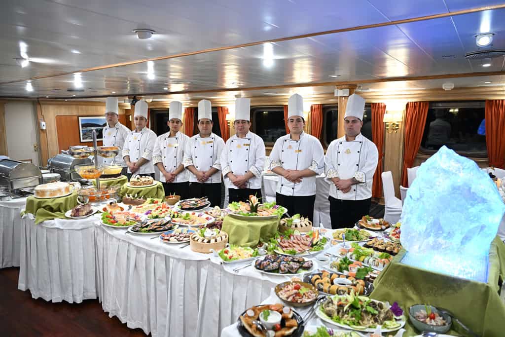 Gastronomía a bordo: qué esperar de la comida en un crucero de lujo vs uno más sencillo